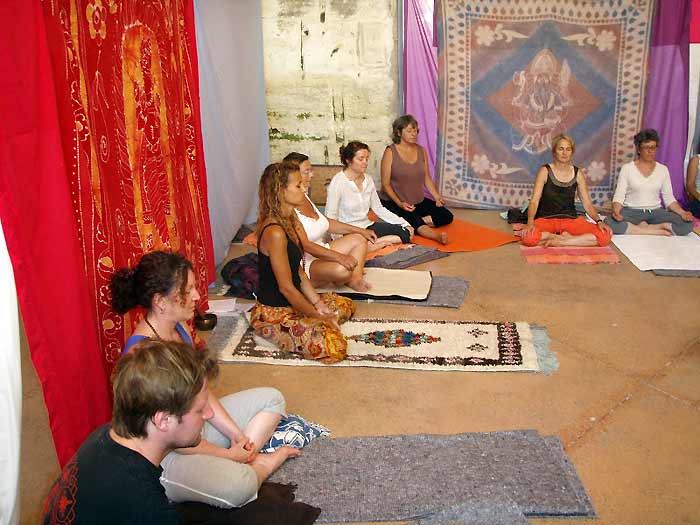m&eacute;ditation silencieuse dans une salle de Yoga